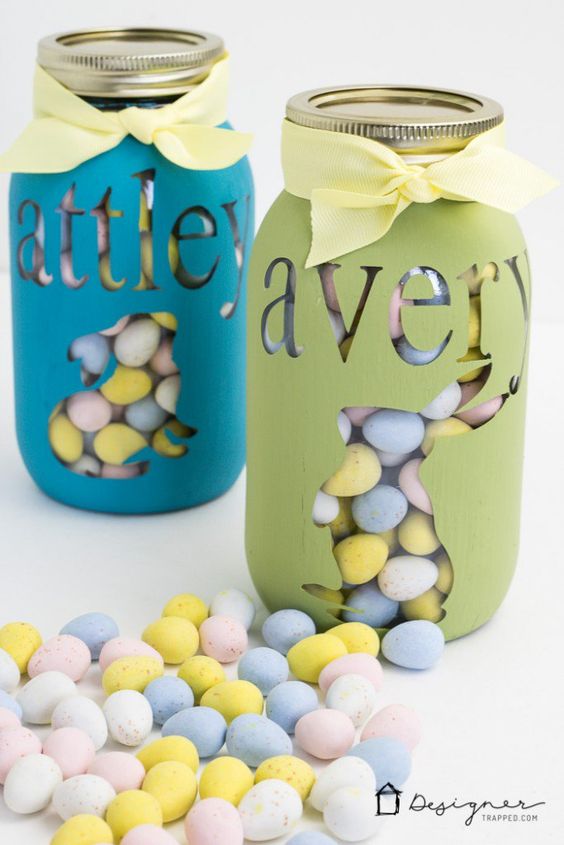 DIY personalized Easter mason jars are perfect for home decor or Easter basket treats, via Designer Trapped. #Easter #treatjars #masonjars | https://www.roseclearfield.com