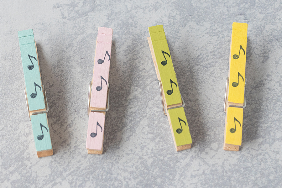 Painted, stamped DIY clothespin magnets with acrylic paint and a tiny music note stamp from Etsy shop norajane. #DIY #clothespins #musiccraft | https://www.roseclearfield.com