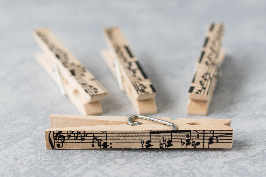 DIY sheet music clothespin magnets with homemade vintage music paper. A quick easy home decor craft project! #music #sheetmusiccraft #DIYclothespins | https://www.roseclearfield.com