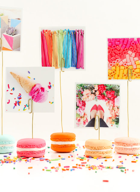 Faux macaron photo holders via A Kailo Chic Life. These macarons are so realistic! Such a whimsical home decor item. #fauxmacaron #photoholder #DIY | https://www.roseclearfield.com