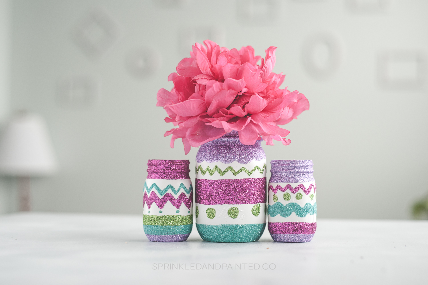 Glitter adds a fun touch to these Easter egg mason jars, via KA Styles. #Easter #masonjars #glittercraft | https://www.roseclearfield.com