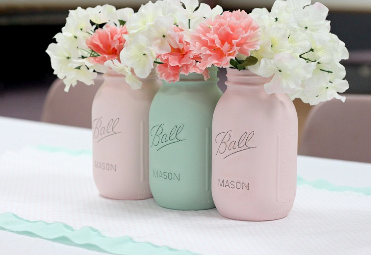 Pastel painted mason jar vases are perfect for Easter home decor. via Love of Family and Home #Easter #masonjars #DIY | https://www.roseclearfield.com