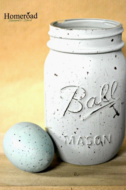 Gorgeous speckled egg painted mason jars make the perfect decor piece for Easter or any time in the spring. via Home Road #Easter #masonjar #robinseggblue | https://www.roseclearfield.com