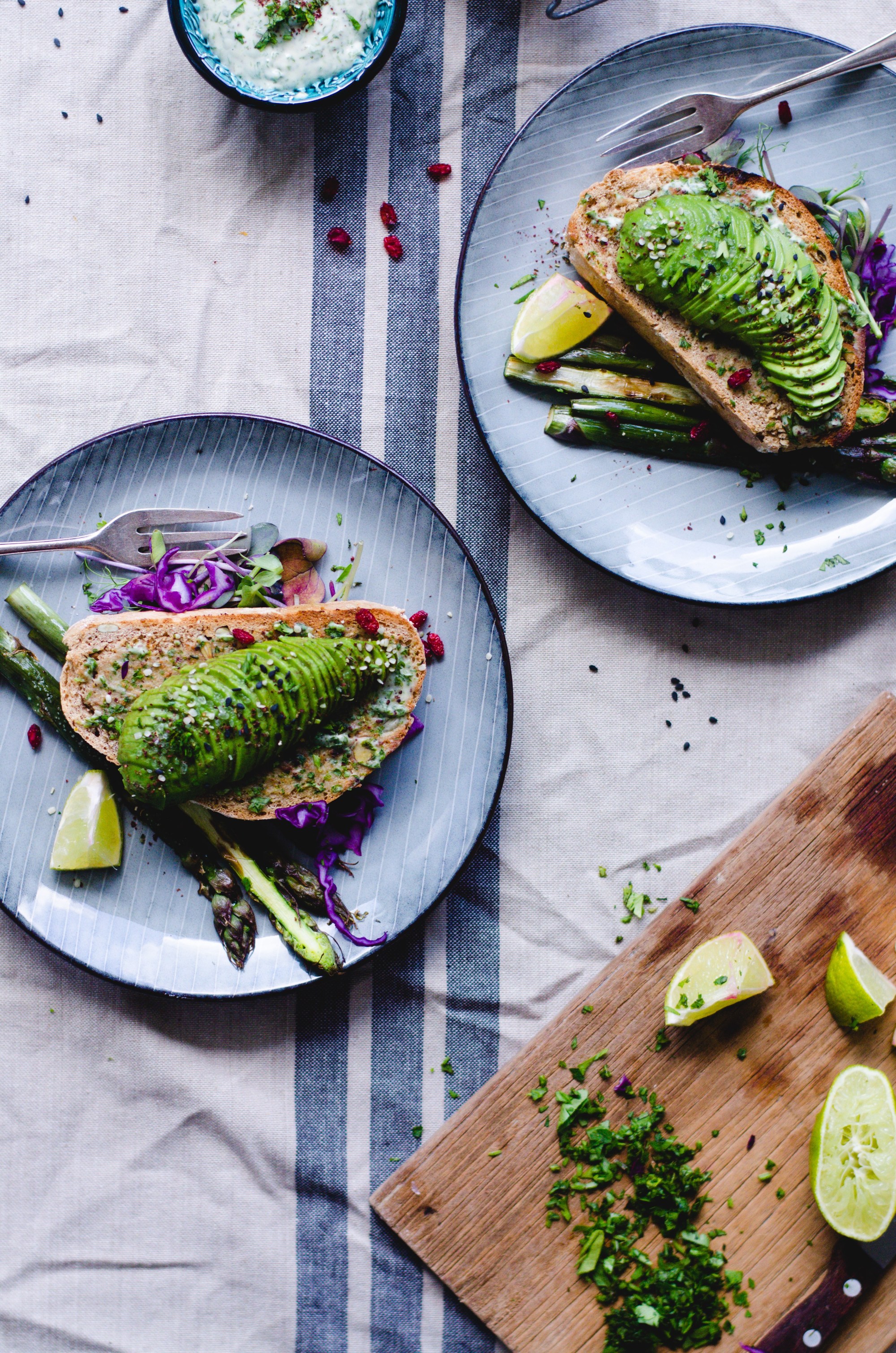 Tahini avocado toast with garlic asparagus. Bursting with flavor! via Fannie the Foodie #avocadotoast #garlicasparagus #healthyeating | https://www.roseclearfield.com