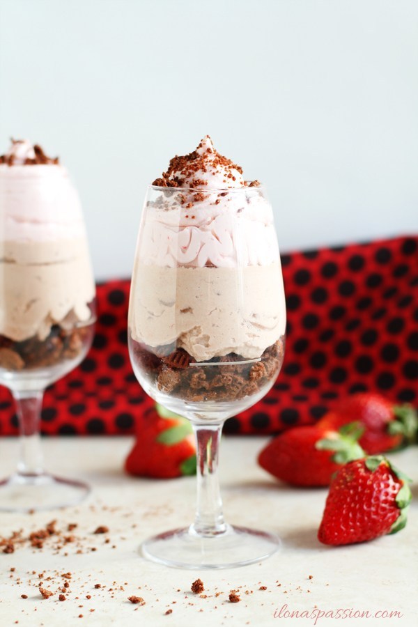 Chocolate strawberry mousse for two via Ilona's Passion. Surprise your significant other on your next date night! #chocolatestrawberry #homemademousse #dessertfortwo | https://www.roseclearfield.com