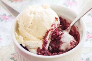 Deep-dish gluten-free red velvet brownies for two. The perfect gluten-free treat for date night! via Cupcakes and Kale Chips #glutenfree #redvelvet #dessertfortwo | https://www.roseclearfield.com