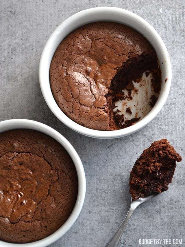 Fudge brownie pots for two via Budget Bytes. Decadent chocolate dessert! #chocolate #dessertrecipe #dessertfortwo | https://www.roseclearfield.com