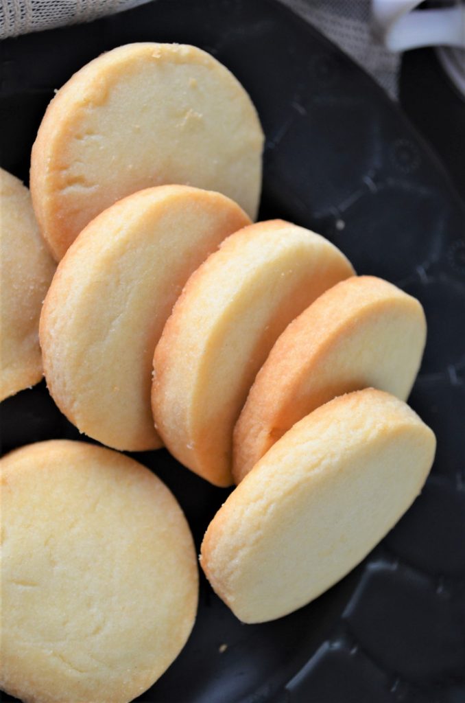 Small batch shortbread cookies via Sweet n Spicy Living. Perfect for two people! #shortbreadcookies #smallbatchcookies #dessertfortwo | https://www.roseclearfield.com