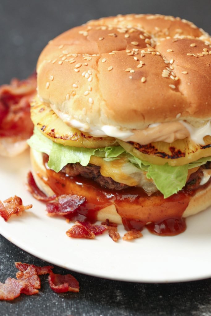 Bacon infused burgers via Six Sisters Stuff. Infuse the meet with bacon for outstanding flavor! #baconinfused #baconburger #grillingrecipe | https://www.roseclearfield.com