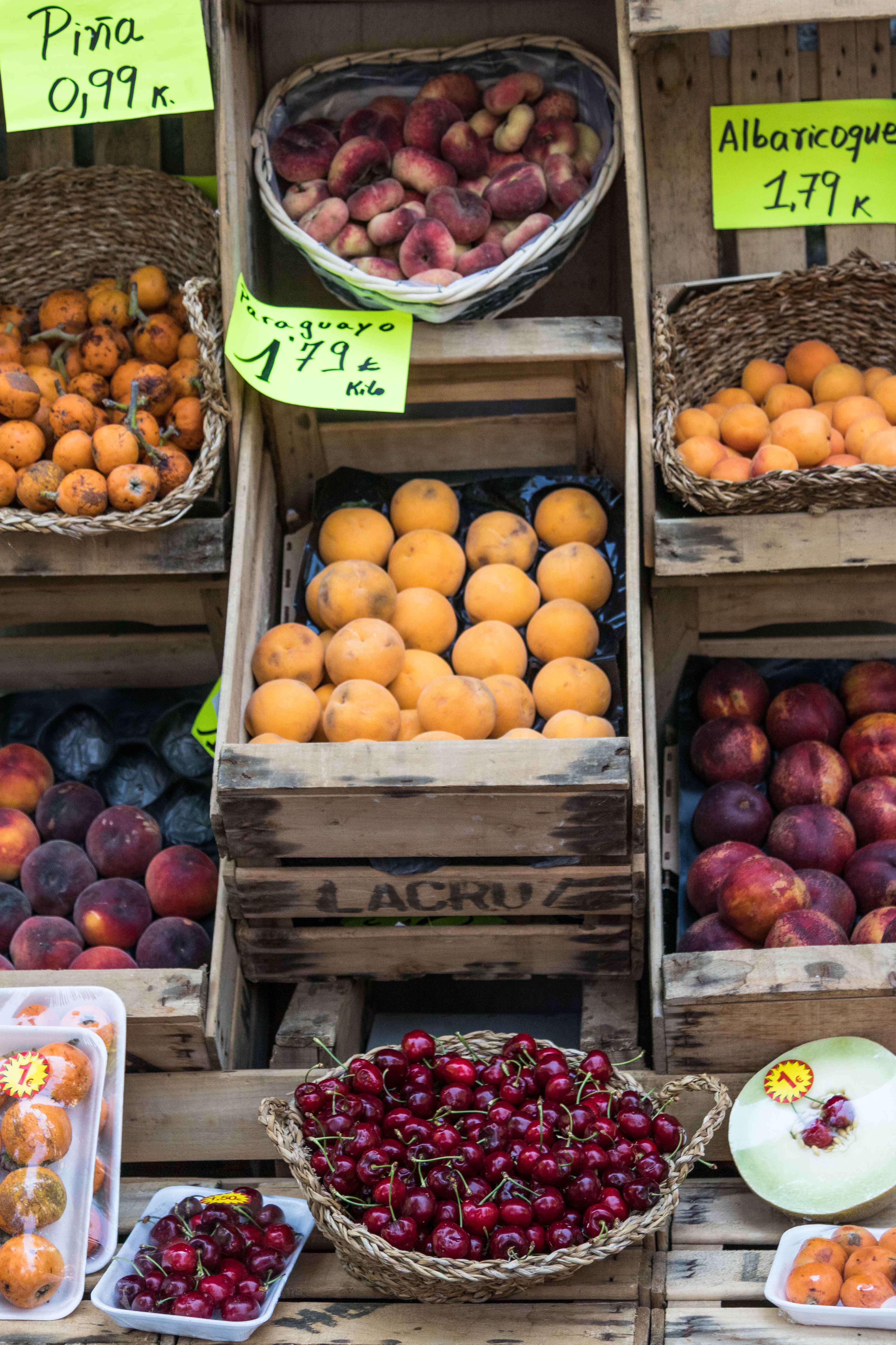 Farmers market stand in Barcelona, Spain. #farmersmarket #farmstand #freshproduce | https://www.roseclearfield.com