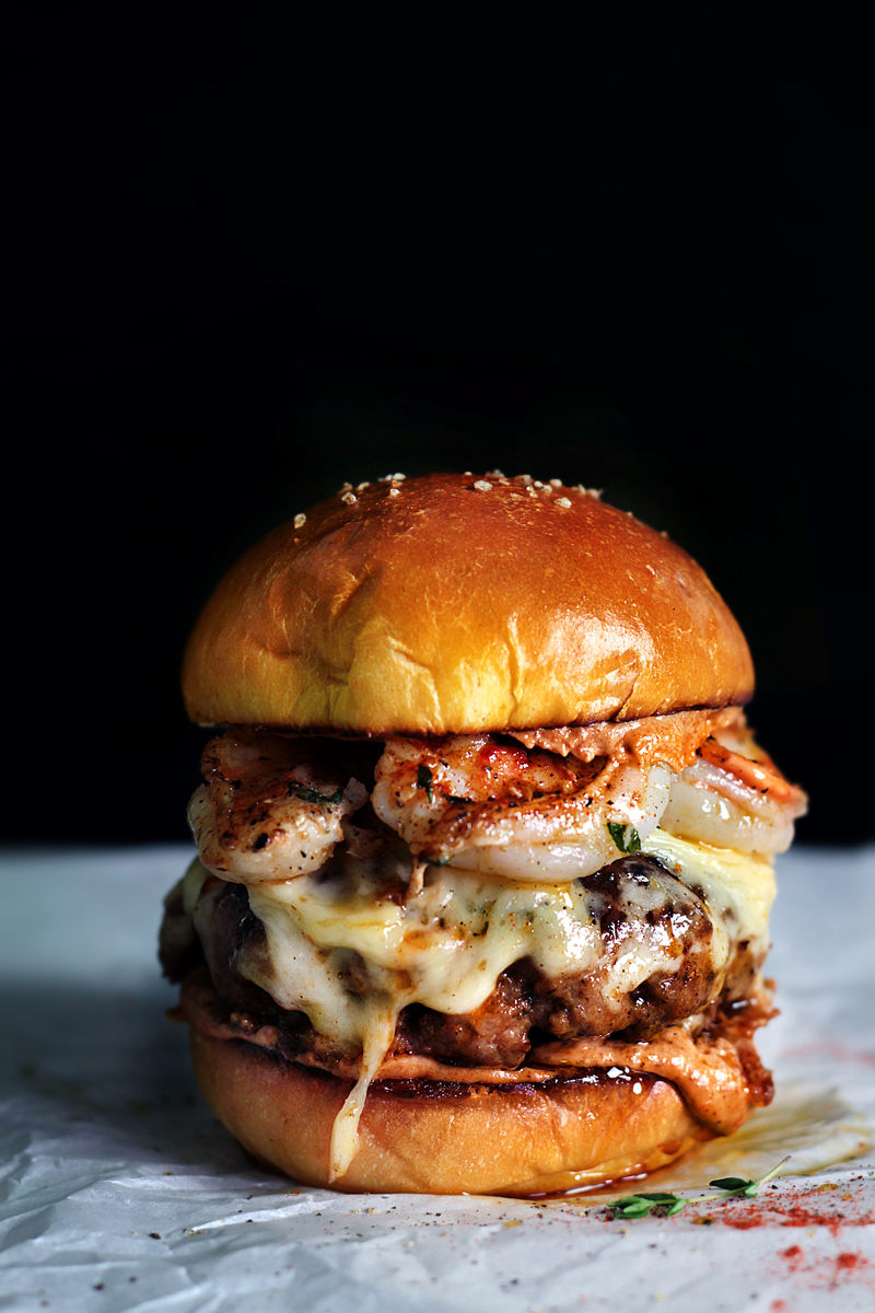 Mexican Chorizo garlic shrimp burger via Lady and Pups. Amazing flavor combination! #Chorizoburger #garlicburger #toppedwithshrimp | https://www.roseclearfield.com