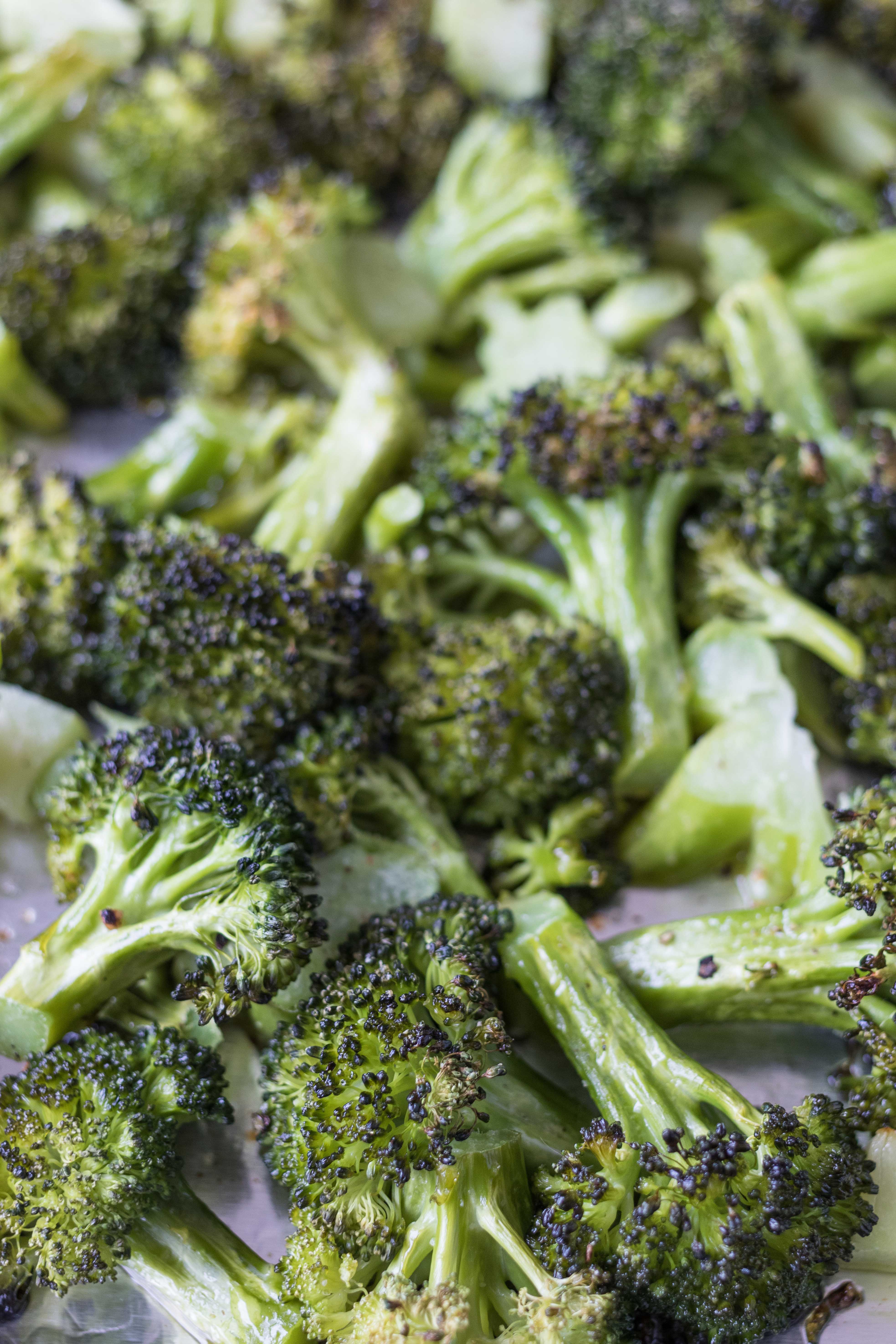 Roasted broccoli for sesame peanut Ramen noodles. Healthy quick lunch recipe! #roastedbroccoli #sesameRamen #lunchrecipe | https://www.roseclearfield.com