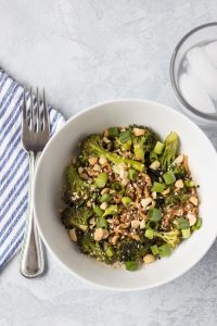 Sesame ramen noodles with peanuts and roasted vegetables. Quick, delicious, and healthy lunch recipe! #Ramennoodles #peanutRamen #lunchrecipe | https://www.roseclearfield.com