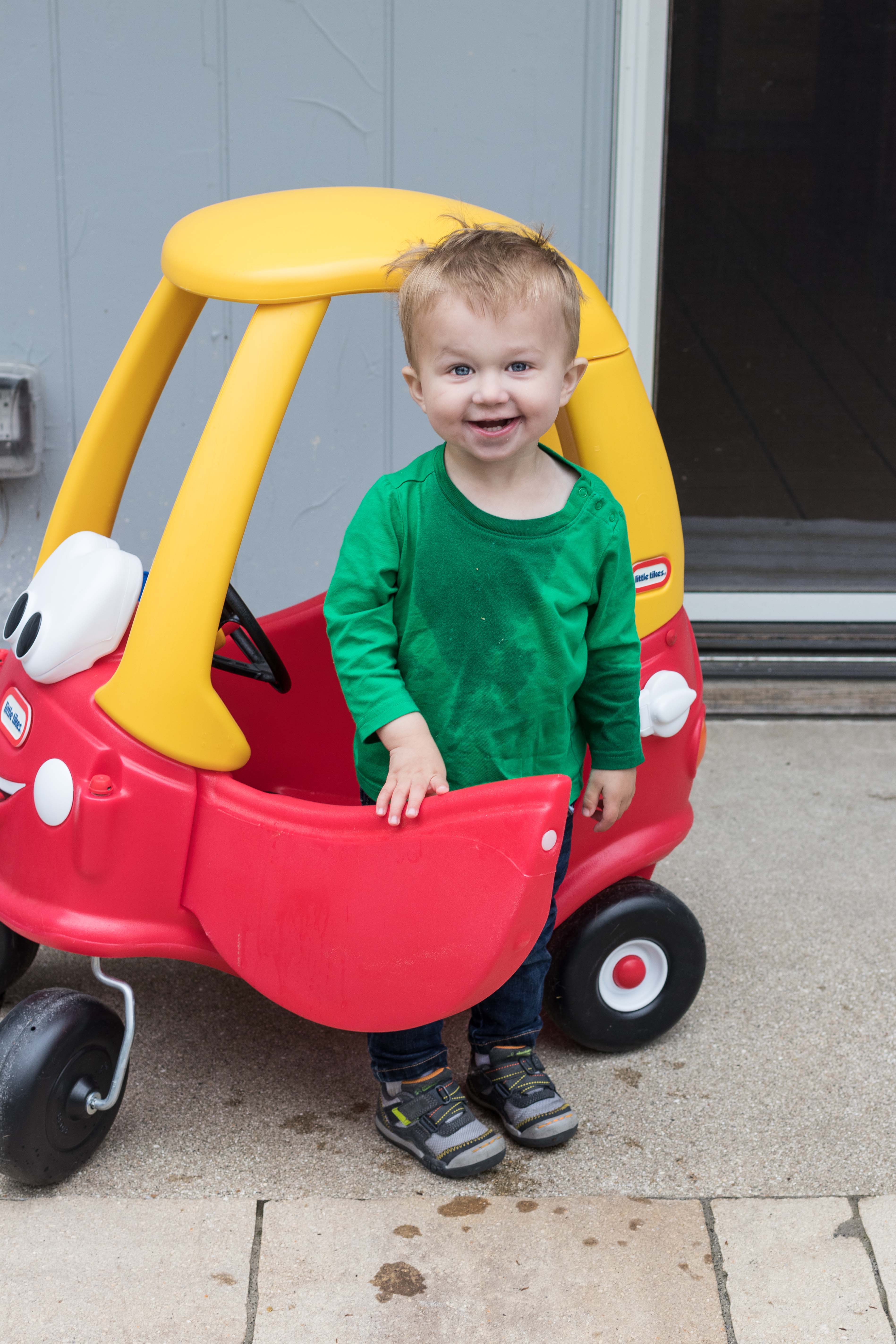 The best outdoor toys for toddlers help them burn energy and develop their social and gross motor skills. #CozyCoupe #bestoutdoortoys #besttoddlertoys #outdoortoysfortoddlers | https://www.roseclearfield.com