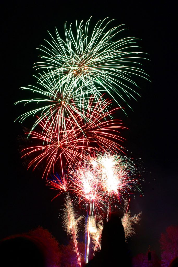 Long exposure red and green fireworks by Anna-Louise via Pexels. #longexposure #fireworks #fireworksdisplay