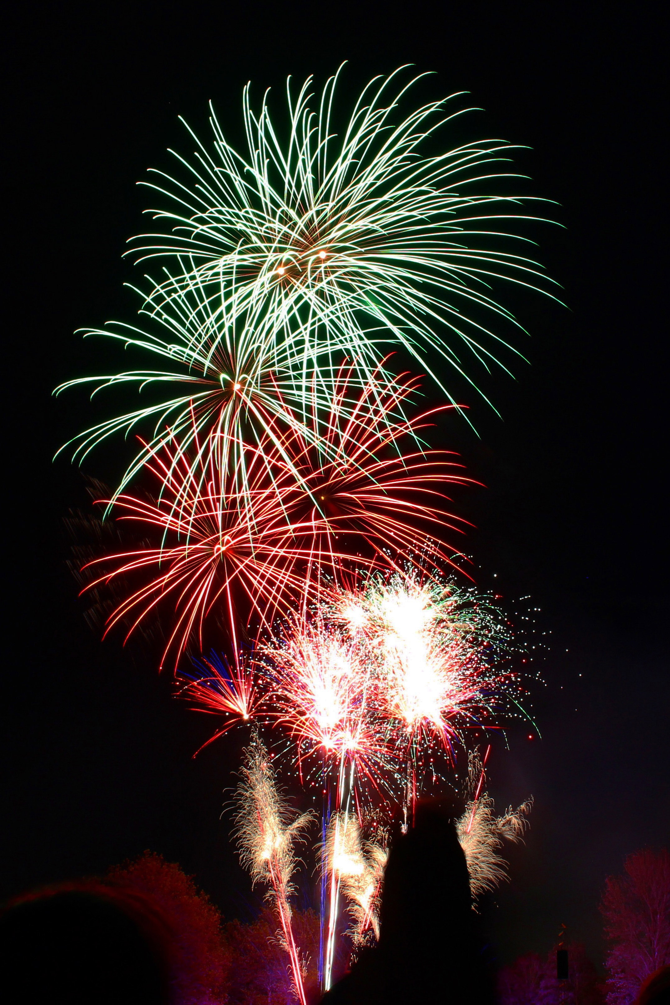 Long exposure red and green fireworks by Anna-Louise via Pexels. #longexposure #fireworks #fireworksdisplay | https://www.roseclearfield.com