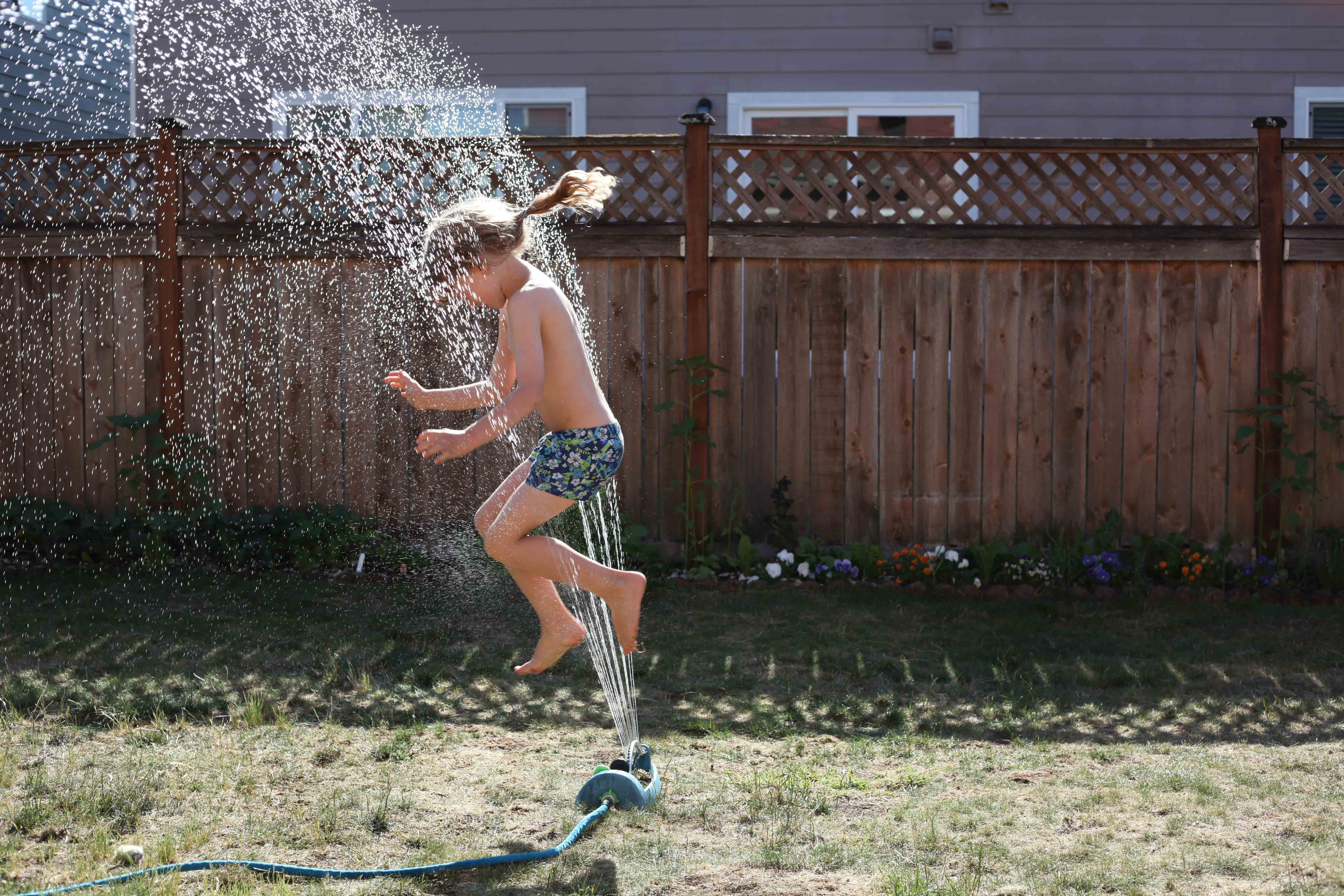 Backyard sprinkler action shot by Johan Bos via Pexels. #backyardfun #sprinkler #summer | https://www.roseclearfield.com