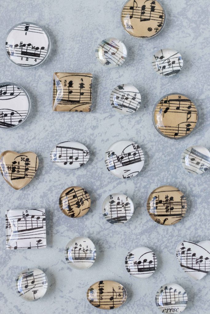 DIY sheet music glass magnets. Easy home decor item to make as gifts or to sell! #DIY #sheetmusiccraft #handmademagnets