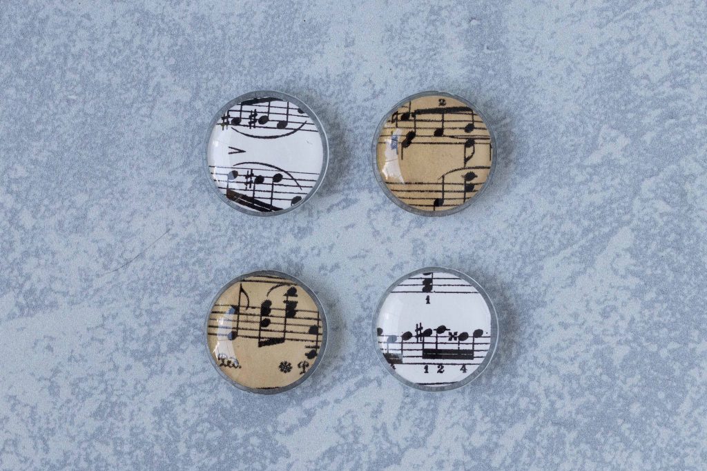 DIY sheet music glass magnets. Easy home decor project to give as gifts or party favors. #DIY #sheetmusiccraft #glassmagnets