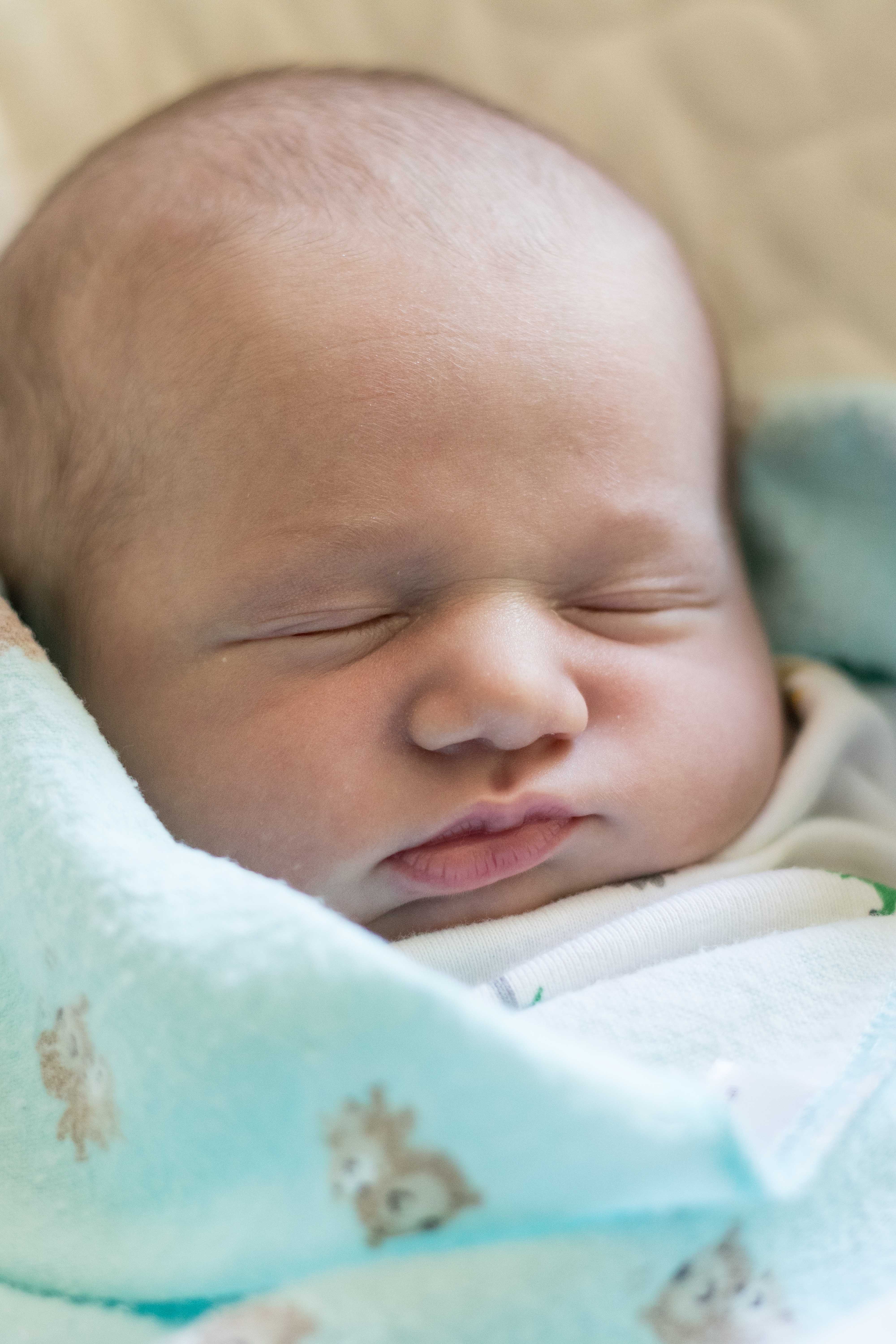 Sleeping Newborn #babies #newborn #sleepingbaby | https://www.roseclearfield.com