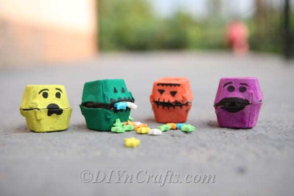 DIY Halloween Egg Carton Monster DIY 'n Crafts